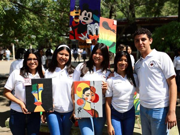 Estudiantes demuestran su talento con galería de arte y cultura en el JTR