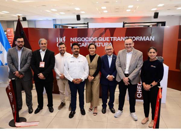 El corte inaugural estuvo a cargo de José Ricardo Fuentes, Karim Qubain, Luis Chévez; Juan Carlos Pineda, director comercial de HOCE; Ariana Camacho; Jorge Umaña, embajador de El Salvador, y Leonel Rivas y Alejandra Pavón.