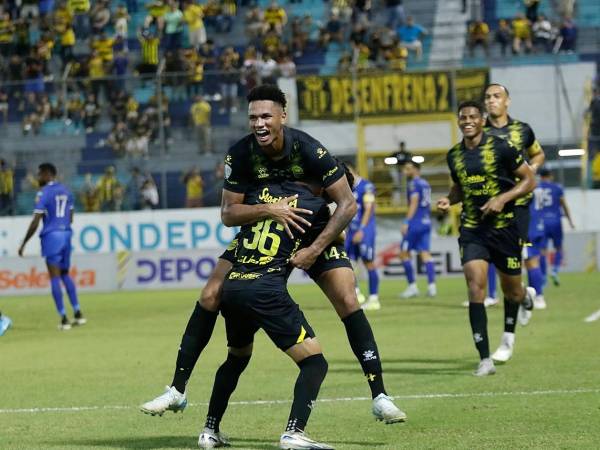 Jack Jean-Baptiste celebrando su gol que le dio el triunfo al Real España contra el Victoria.