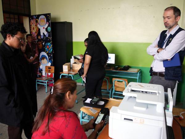 En la escuela José Santos Guardiola, de la capital hondureña, se corroboró que durante este ejercicio también estuvieron presentes observadores internacionales.