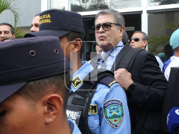 JOH a su llegada a la audiencia inicial en Tegucigalpa este martes. Fotografía: Estalin Irías.