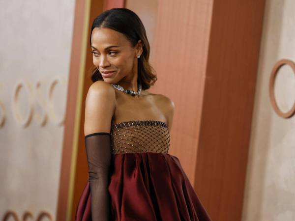 La actriz estadounidense de origen dominicano Zoe Saldaña fue registrada este domingo, 2 de marzo, a su llegada a la alfombra roja de la edición 97 de los Premios Óscar, en el Teatro Dolby de Hollywood, en Los Ángeles (CA, EE.UU.). EFE/Caroline Brehman