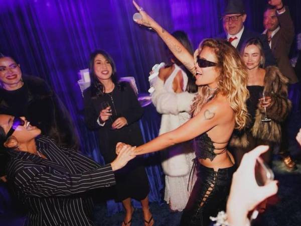 La celebración continúa para Karol G, quien, tras haber asistido como invitada especial a “la casita” de Bad Bunny durante el espectáculo de medio tiempo del Super Bowl, festejó por todo lo alto su cumpleaños número 35 con una fiesta inolvidable rodeada de figuras reconocidas.