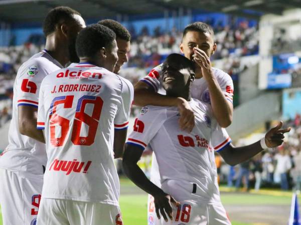 Jugadores del Olimpia celebrando uno de los goles marcados en el clásico ante Motagua.