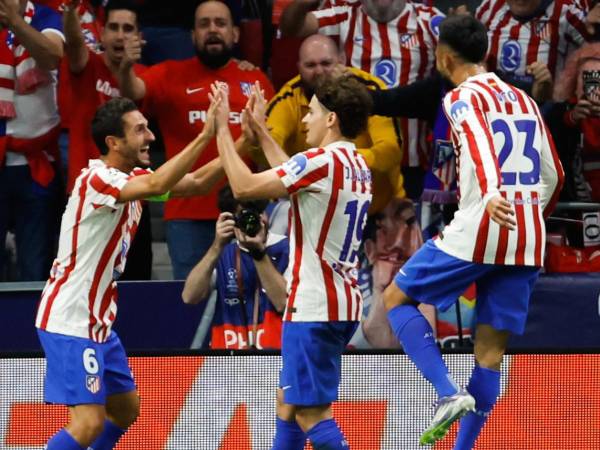 Julián Álvarez celebrando con sus compañeros Koke y Nico su gol marcado.