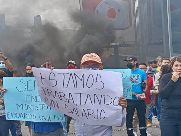 Empleados del PNRP durante una protesta en Tegucigalpa.