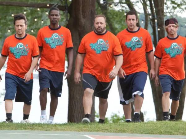 Netflix desarrolla oficialmente Grown Ups 3 (Son como niños), la tercera entrega de la popular comedia protagonizada por Adam Sandler. Aunque diversos reportes indican que los cinco actores principales de la franquicia —Adam Sandler, Chris Rock, David Spade, Kevin James y Rob Schneider— regresarían para la nueva película, Netflix aún no ha confirmado oficialmente el reparto completo.