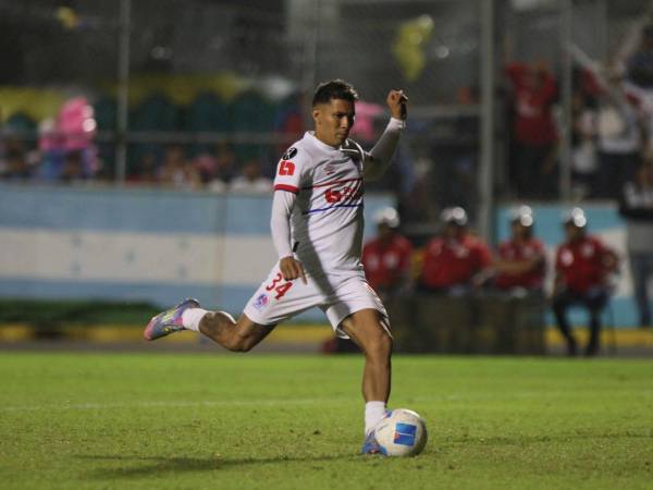Kevin López ejecutando el penal que falló contra Alajuelense.