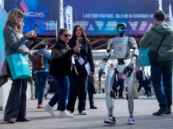La vigésima edición del Mobile World Congress (MWC) en Barcelona comienza este lunes con la expectativa de que más de 100.000 visitantes pasen por el congreso, el principal evento mundial sobre tecnología ligada a la conectividad, que reúne a más de 2.900 expositores. En la imagen, un androide pasea por los alrededores de la feria.