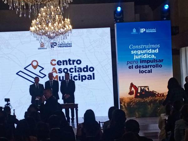 El evento fue encabezado por el presidente de la República, Nasry Asfura, y el Secretario Ejecutivo del Instituto de la Propiedad, Luis Torres.