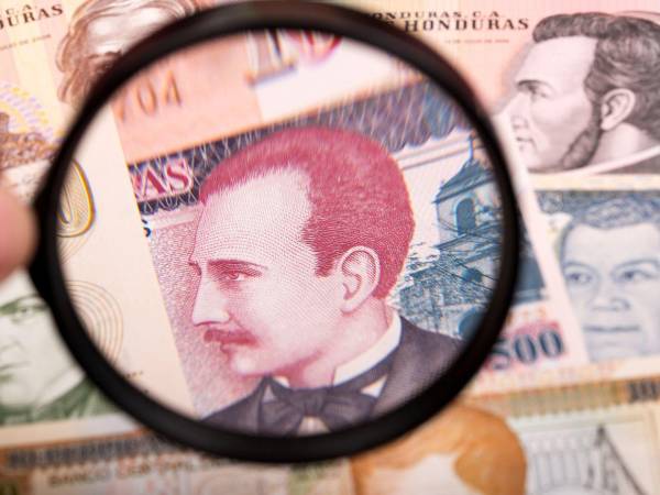 Cada junio, miles de empleados públicos y privados en Honduras esperan el pago del décimo cuarto mes de salario, conocido popularmente como “catorceavo”. Este ingreso adicional se ha convertido en uno de los beneficios laborales más importantes del país y en una inyección económica para hogares, comercios, bancos, centros educativos y prestadores de servicios.