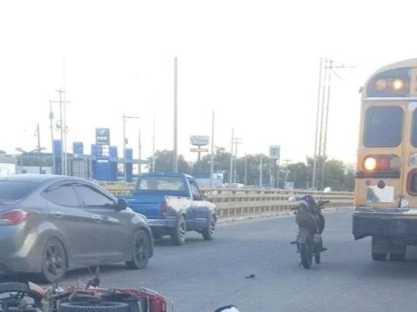 El accidente se registró a la altura del puente que conduce a la aldea El Carmen.