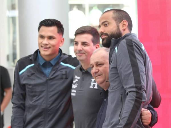 Jugadores de Honduras se dejaron consentir por aficionados al regalar fotografías y autógrafos en un centro comercial.