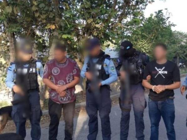 Juez ordena prisión preventiva para dos hombres por ataque violento a comerciante.