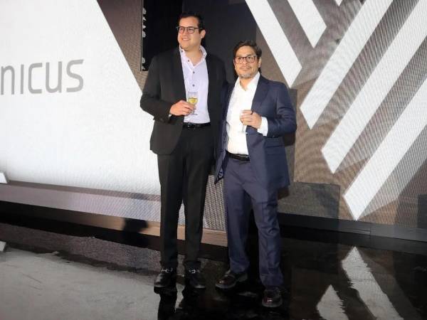 Orlando Avilés y Ricardo Juárez brindaron al cierre de sus discursos, sellando con ese gesto la alianza que hizo posible la apertura de Venue en el sur de Tegucigalpa.