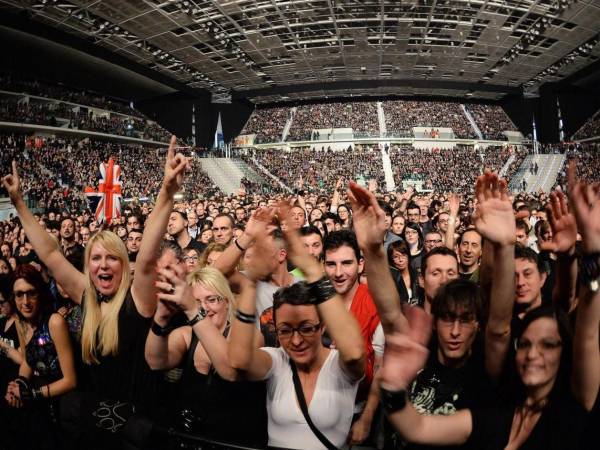 En la imagen de archivo, seguidores de Depeche Mode durante un concierto de la banda británica en Turín, Italia.