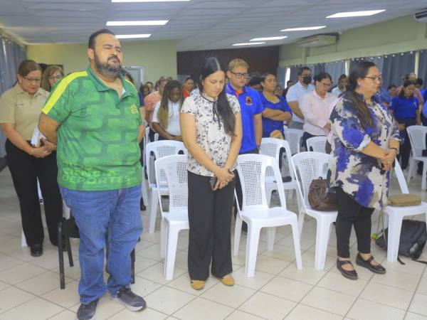 Directores de diferentes institutos y representantes de las fuerzas vivas participaron en el sorteo del orden de llegada para los desfiles patrios.
