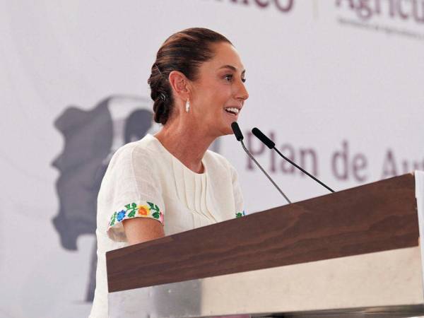 Fotografía cedida por la presidencia de México de la mandataria mexicana, Claudia Sheinbaum, durante su participación en una gira de trabajo este domingo, por el estado de Campeche (México).