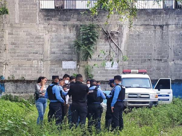 Autoridades de Medicina Forense de Honduras se trasladaron al lugar para realizar el levantamiento del cadáver y determinar la causa de la muerte.