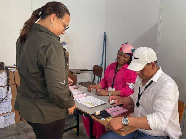 Ciudadanos ejercen el sufragio en las elecciones municipales de la isla de Guanaja.