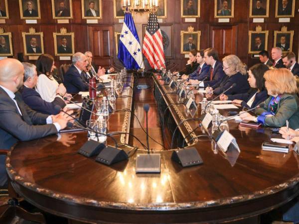 El presidente Nasry Asfura durante el encuentro con funcionarios estadounidenses.