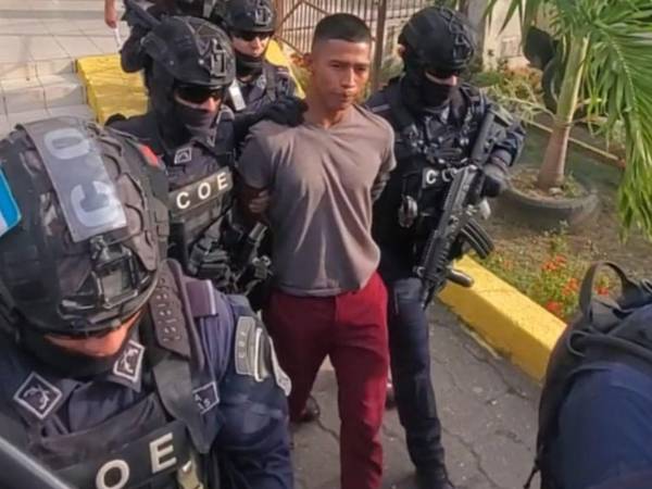 Un juez en el Caribe de Honduras ordenó este miércoles la medida cautelar de detención judicial a Carlos Mencías, alias El Gato Negro, presunto autor intelectual y material del asesinato de 20 personas en una finca de palma africana el pasado 21 de mayo.