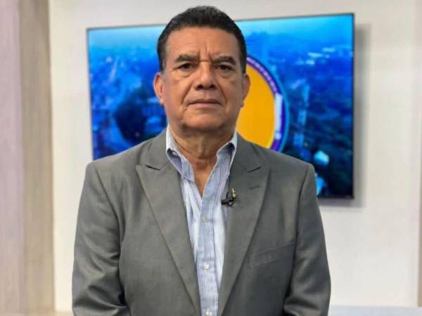 Fotografía n vida del periodista hondureño Arístides Aceituno.