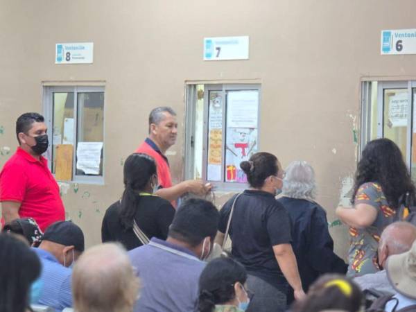 Pacientes reclaman sus medicamentos en la farmacia de consulta externa del IHSS.