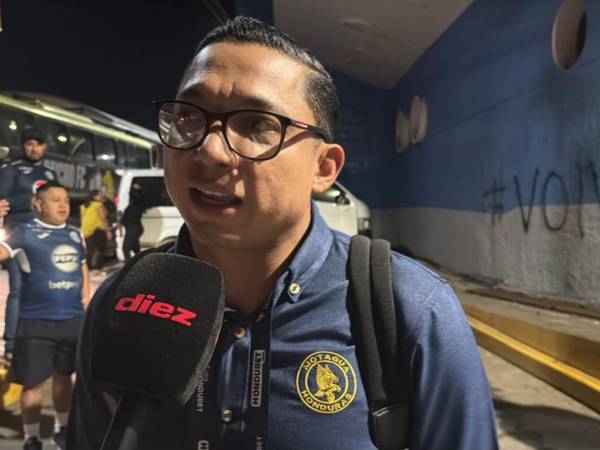 Emilio Izaguirre dando declaraciones.