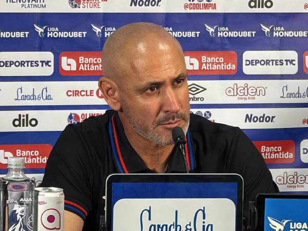 Eduardo Espinel en conferencia de prensa tras el triunfo sobre Motagua en el Nacional.
