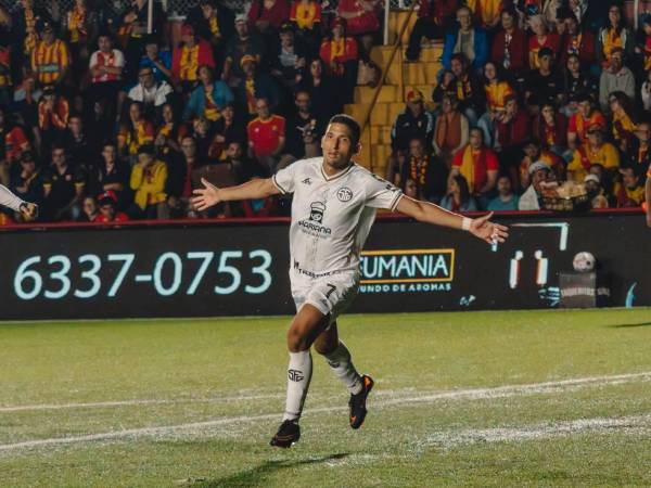 El festejo de José Mario Pinto tras su gol .