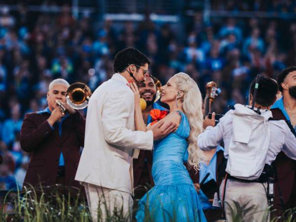 Músicos como Rosalía, Cardi B, Residente y dos de los artistas que participaron en el espectáculo, Ricky Martin y Lady Gaga, elogiaron la actuación de Bad Bunny en la Super Bowl, que hizo historia al convertirse en el primer artista en presentar un repertorio íntegramente en español durante el espectáculo del medio tiempo.