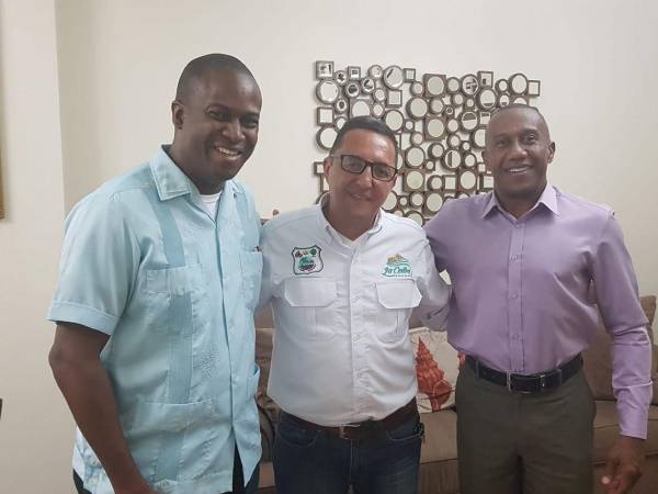 Jerry Sabio exalcalde de La Ceiba, German Ordoñez y Dorn Evans exalcalde de Roatán con ambos alcaldes trabajó Herman.