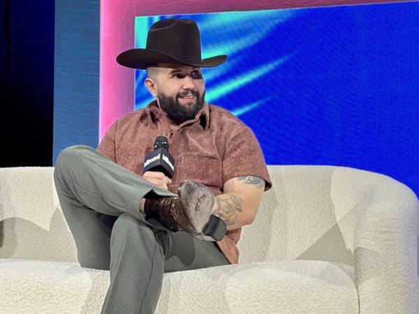 El cantante mexicano Carín León habla durante la Semana de la Música Latina de Billboard ayer lunes, en Miami (Estados Unidos).