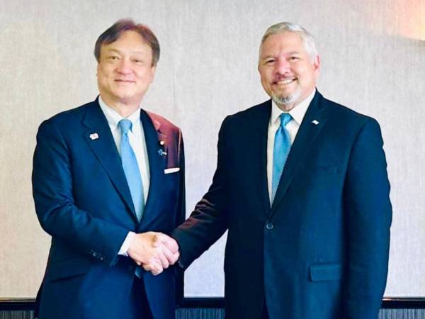 El canciller hondureño, Enrique Reina, se reunió en Tokio con su homólogo japonés, Takeshi Iwaya.