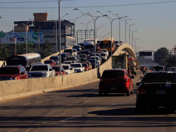 Los bulevares de entrada y salida de San Pedro Sula registran tráficos vehiculares moderados esta mañana de lunes 2 de junio de 2025.