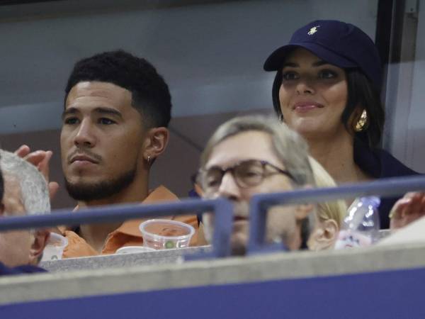 La relación entre la modelo del clan Kardashian-Jenner y el jugador de la NBA ha sido inestable e intermitente, con idas y venidas constantes... Y 2025 no ha sido una excepción en este cuento de hadas con sabor agridulce. Y es que cuando en febrero de 2025, en pleno fin de semana de San Valentín, fueron vistos juntos públicamente, disfrutando de la nieve en Aspen, Colorado, o cenando en un restaurante local: los rumores de una reconciliación colmaron los titulares. De hecho, una fuente cercana a la pareja dijo en aquel entonces a US Weekly que Kendal y Devin estaban “están muy unidos y cariñosos”, lo que parecía confirmar que el acercamiento era de carácter romántico.