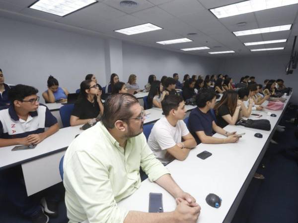 El conversatorio se convirtió en un espacio de preparación para los estudiantes de cara al proceso democrático que se celebrará el 30 de noviembre de 2025.