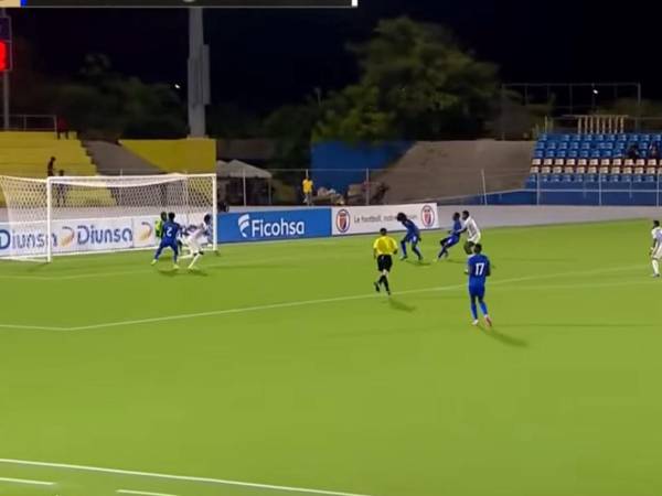 El zurdazo de volea de Quioto pegó en el palo.