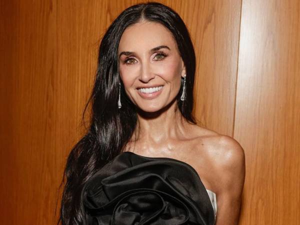A sus 63 años, Demi Moore abraza el envejecimiento con alegría y entusiasmo, desafiando la idea de que la vida se reduce con el paso del tiempo. Sus recientes logros profesionales, entre ellos una nominación al Óscar, reflejan una perspectiva vital que destaca por su energía y autoconsciencia. La actriz subraya la importancia de la autoaceptación y de vivir el presente, inspirando a otras mujeres a mirar esta etapa como un periodo emocionante y empoderador.