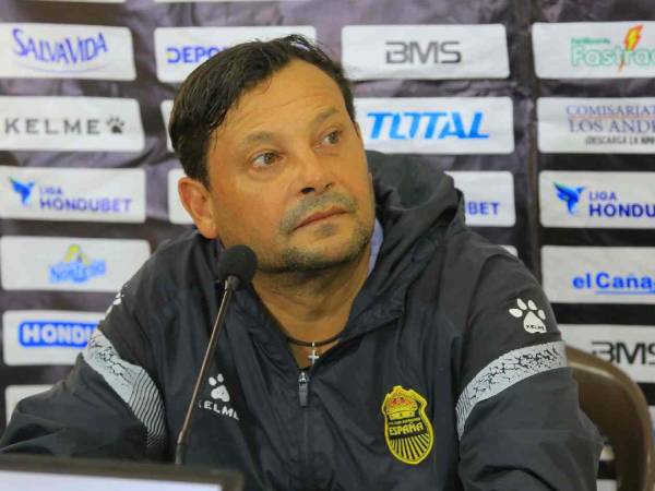 Jeaustin Campos en conferencia de prensa previo al duelo ante Olimpia en las triangulares.