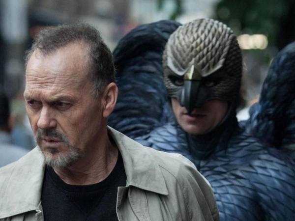 2015 / Birdman o (La inesperada virtud de la ignorancia) - Dirigida por Alejandro González Iñárritu, el filme se destaca por su apariencia de haber sido filmada en un único plano secuencia, un logro cinematográfico favorable a la experiencia inmersiva del espectador. Birdman aborda temas como la búsqueda de relevancia en un mundo que cambia rápidamente, la familia, la salud mental y la crítica hacia Hollywood y el teatro. Disponible en Star+.