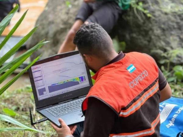 Con el monitoreo del flujo de agua en los principales tributarios de la cuenca del río Cangrejal, los especialistas buscan obtener datos precisos que permitan bajar al impacto de probables inundaciones.