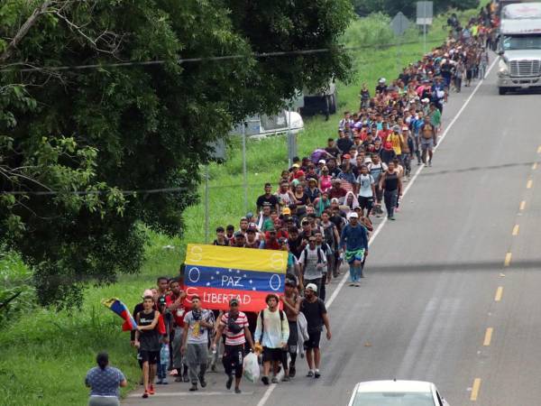 Más de 1,2 millones de solicitudes migratorias congeladas en Estados Unidos.