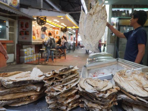 Un joven trabaja en una tienda de mariscos en el mercado Dandy en una fotografía de archivo.