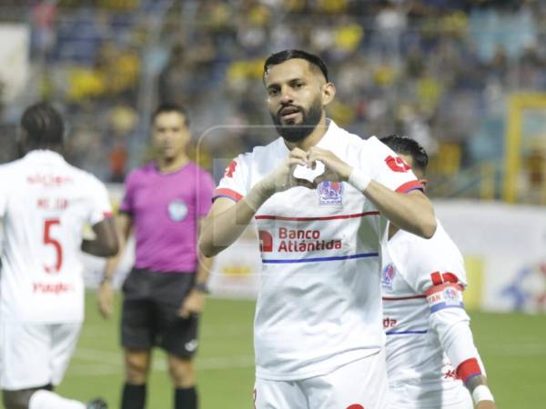 El festejo de Jorge Álvarez tras anotar el 0-1 del Olimpia en San Pedro Sula.