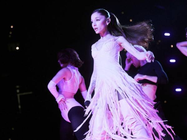 Ariana Grande enloqueció a sus fans con cada una de sus interpretaciones y una escenografía de primer nivel.