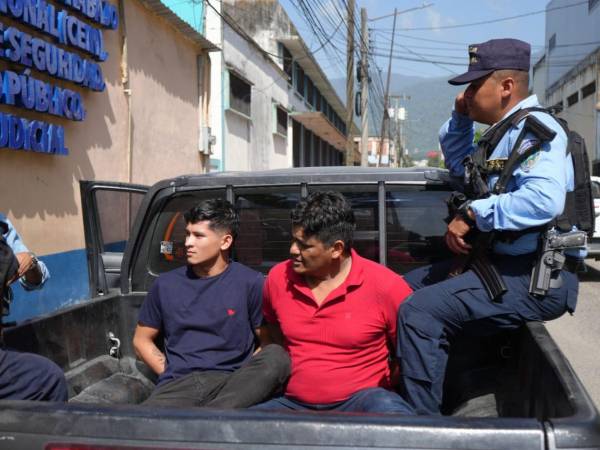 Olman Osorto y Sergio Osorto Guzmán al momento de la detención, quienes permanecen en prisión preventiva mientras avanza el proceso judicial.