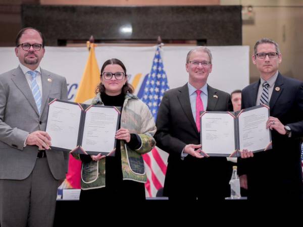 Ecuador y Estados Unidos firmaron un acuerdo con el que formalizaron la apertura de la primera oficina del Buró Federal de Investigaciones (FBI, en inglés) en el país andino, que tendrá como objetivo apoyar en el combate contra los grupos del crimen organizado internacional.