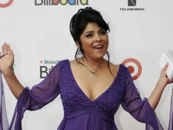 Victoria Ruffo decidió responder a las especulaciones sobre su estado de salud luego de que, una vez más, fuera captada utilizando una silla de ruedas en el Aeropuerto Internacional de la Ciudad de México (AICM). La actriz aclaró que no ha perdido la movilidad y explicó que recurre a este apoyo únicamente cuando viaja, debido a un padecimiento que afecta su columna desde hace varios años.